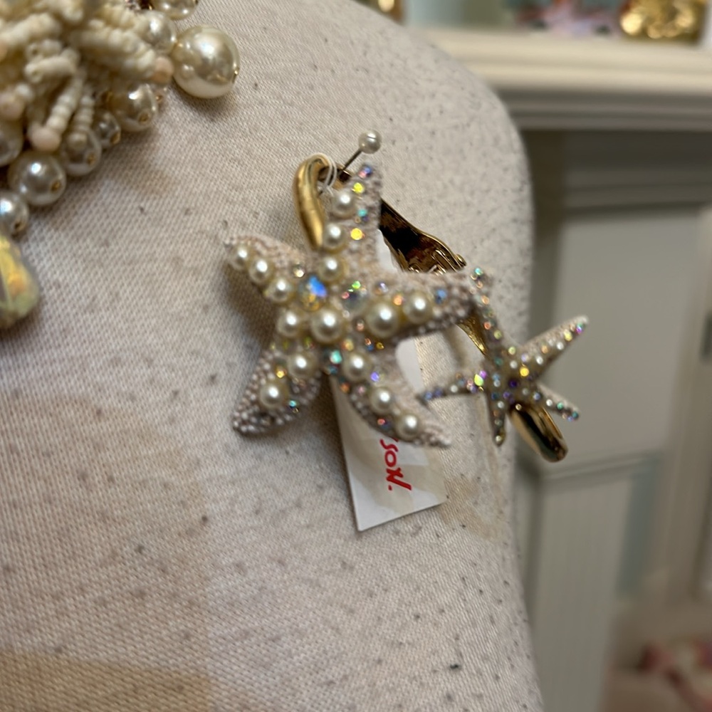 “Betsy Johnson” seashell necklace, earrings, & bracelet set - Picture 3 of 4